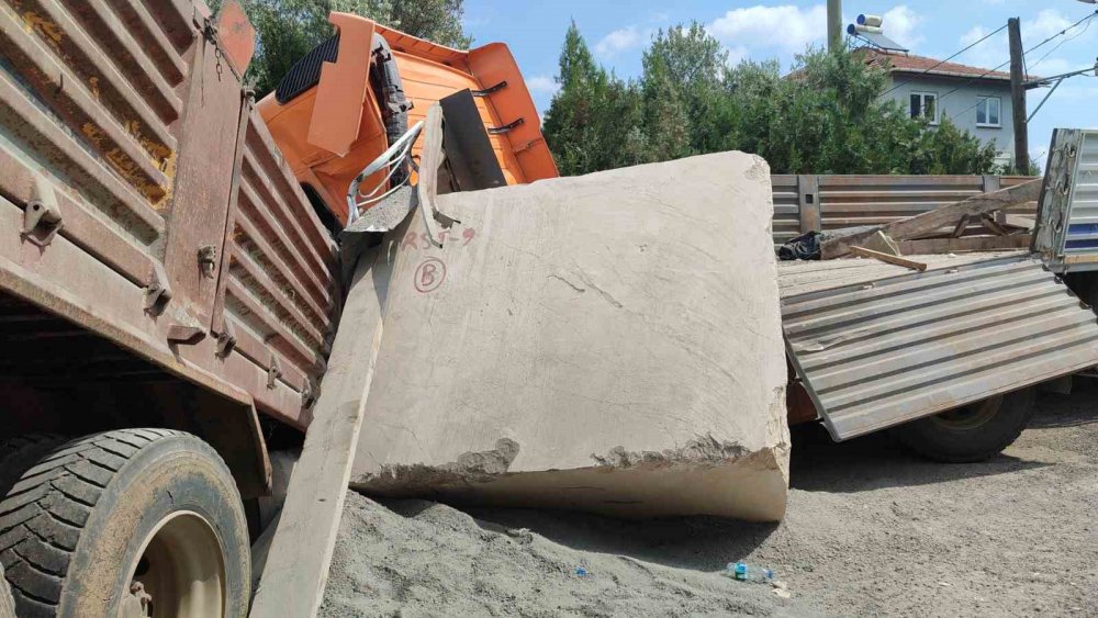 Ağır Tonajlı Araçlar Çarpıştı: 2 Yaralı