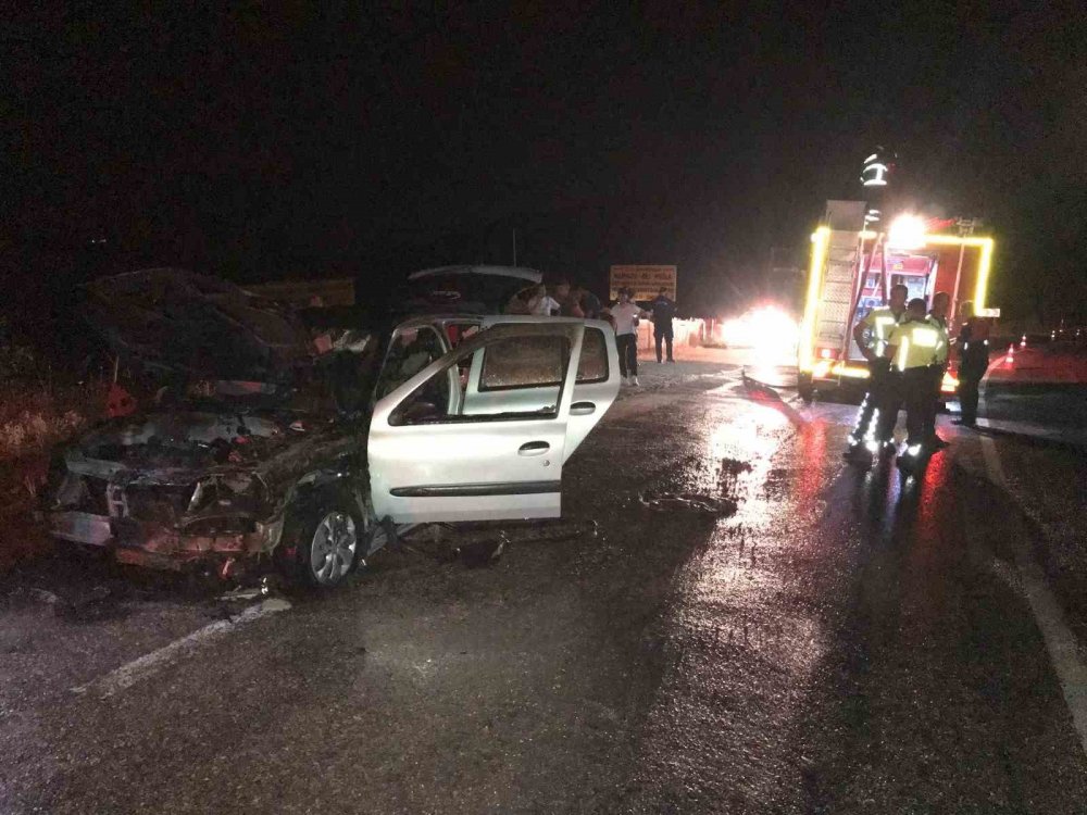 Alev Alan Otomobil Kullanılmaz Hale Geldi