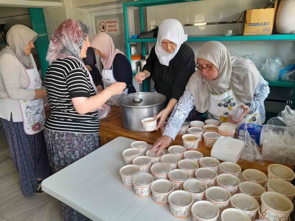 Bilecik’te Kadınlardan İmece Usulü Aşure