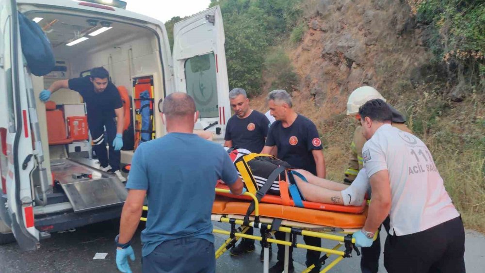 Takla Atan Otomobilden Savrulan 2 Genç Hayatını Kaybetti