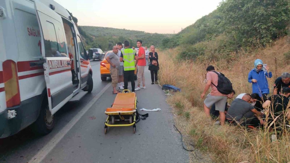 Takla Atan Otomobilden Savrulan 2 Genç Hayatını Kaybetti