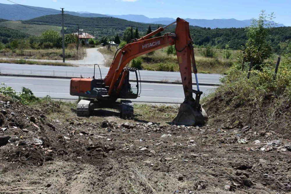 "tapulu Yerim" Dedi, Kepçeyle Yolu Kapattı