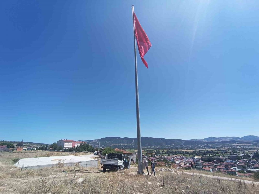 30 Metre Yükseklikte Dalgalanan Türk Bayrağı Yenilendi