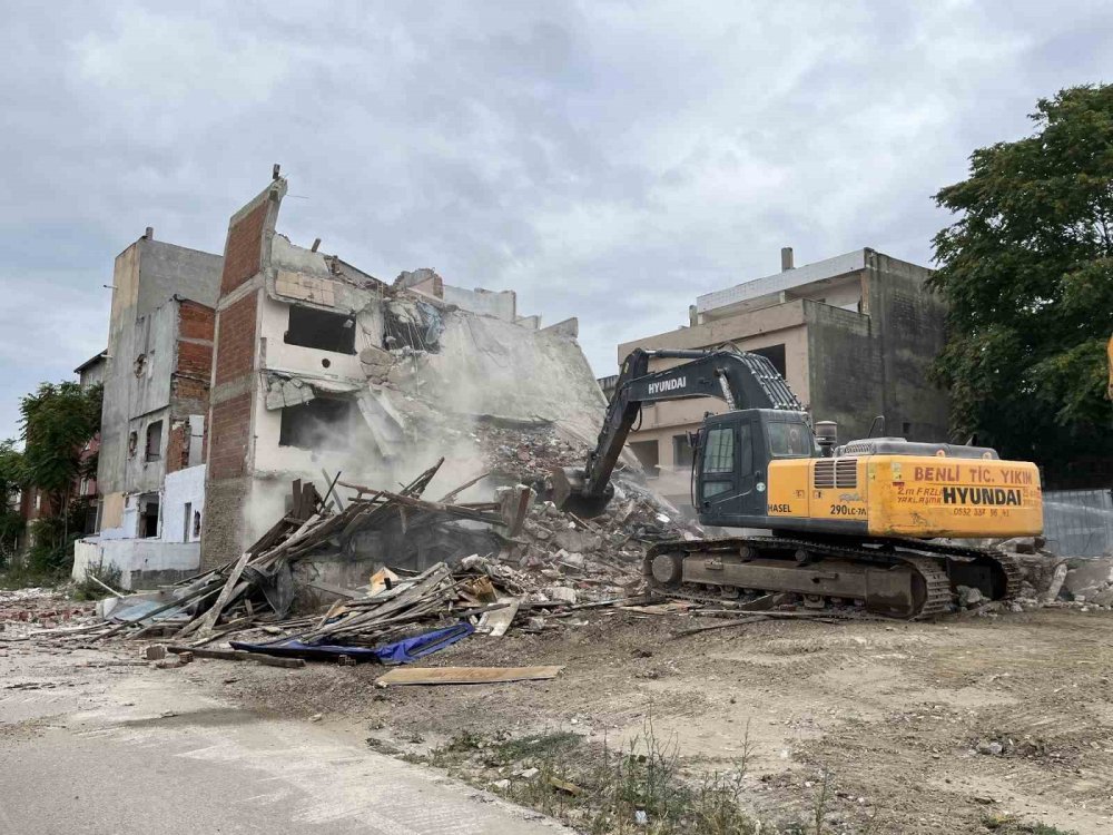 Riskli Binaların Yıkımı Sürüyor
