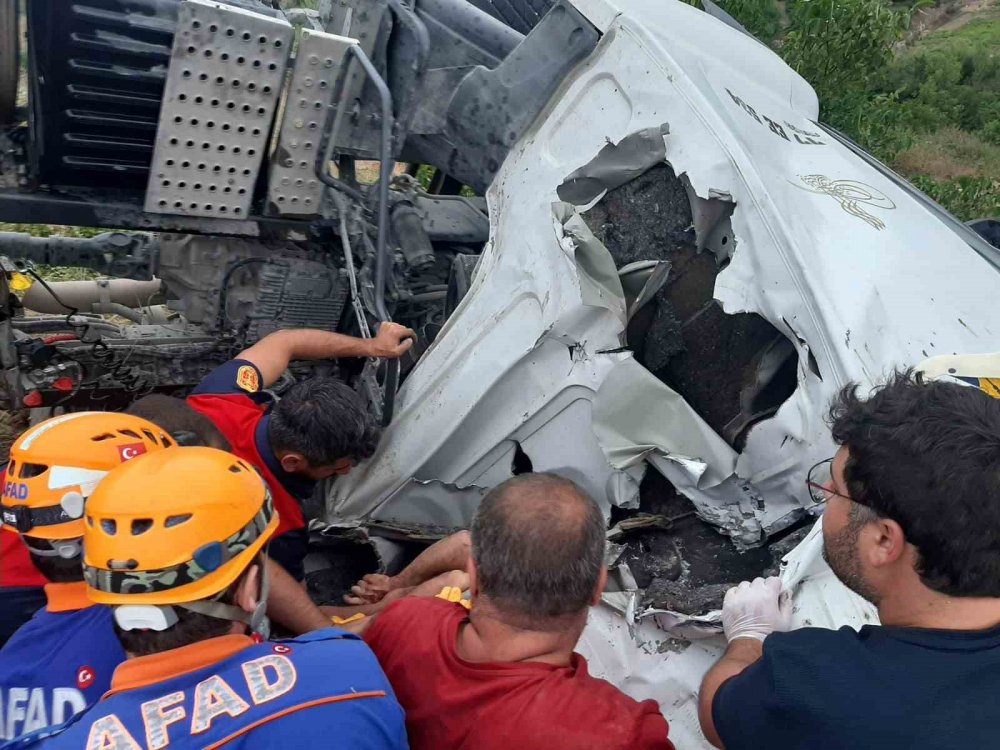 Bilecik’te Hammadde Yüklü Kamyon Devrildi: 1 Yaralı