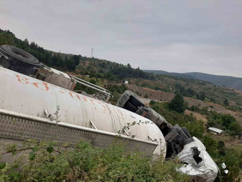 Bilecik’te Hammadde Yüklü Kamyon Devrildi: 1 Yaralı