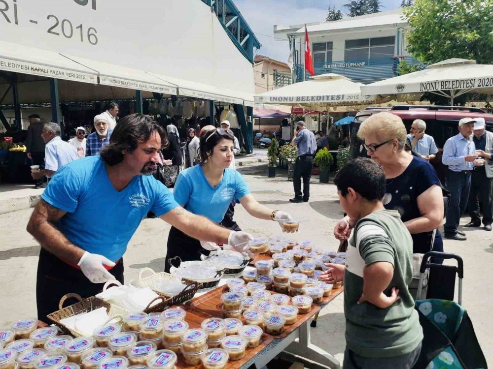 İnönü’de Hayırsever Vatandaş 3 Bin Kişiye Aşure Dağıttı