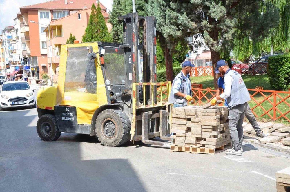 Cami Caddesi’nde Kaldırım Revize Çalışması Yapıldı