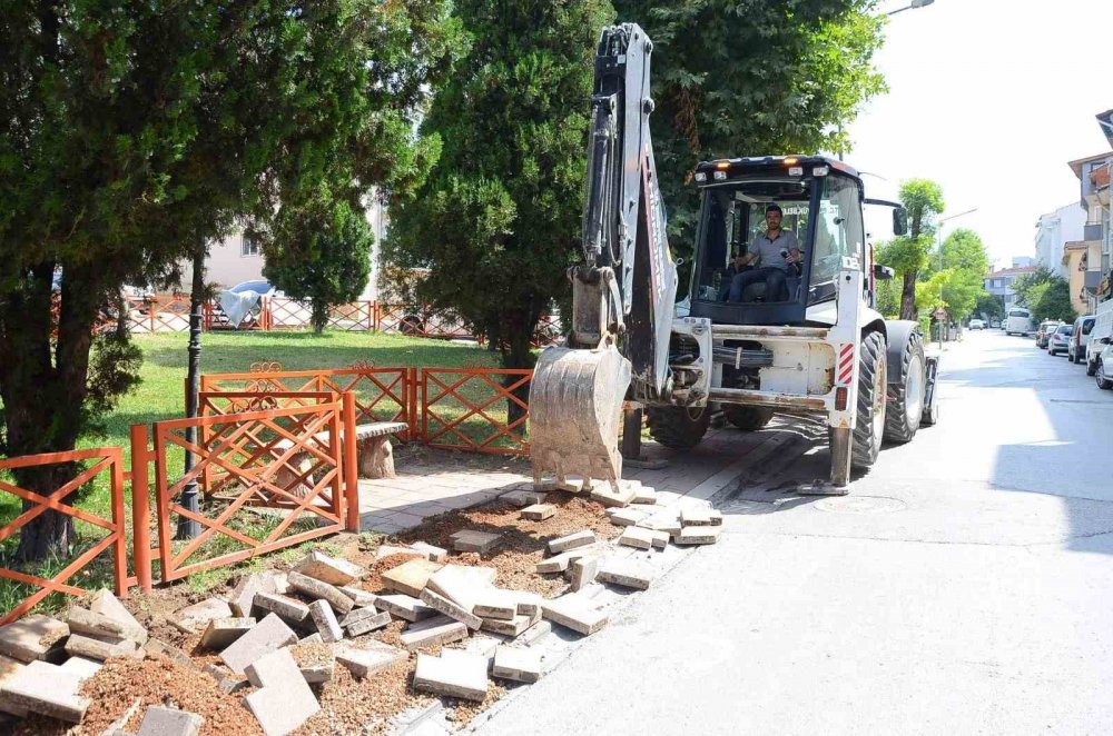 Cami Caddesi’nde Kaldırım Revize Çalışması Yapıldı