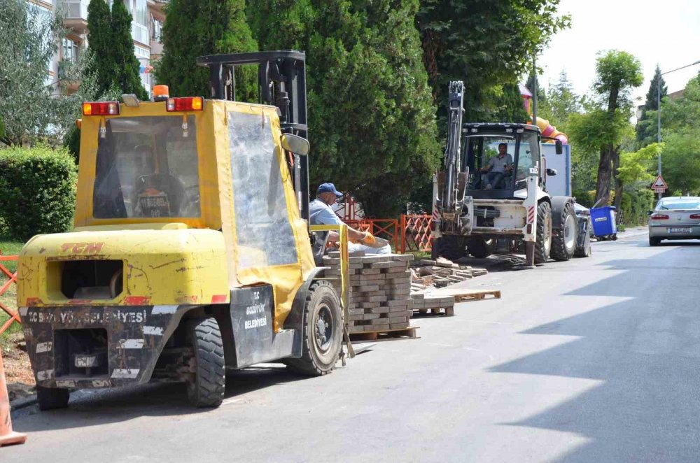 Cami Caddesi’nde Kaldırım Revize Çalışması Yapıldı