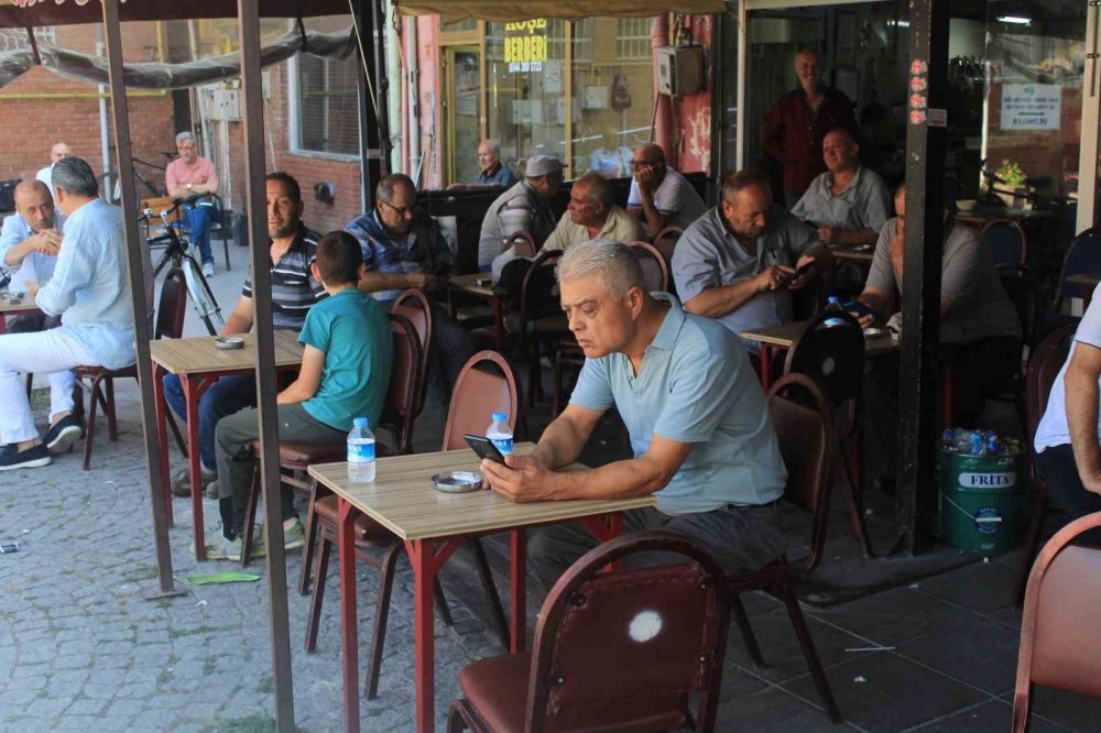 Kıraathane Sohbetleri Kültürü Hâlâ Yaşatılıyor