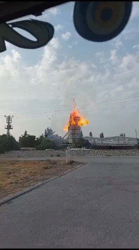 Mobilya fabrikasının santrali bomba gibi patladı.. O anlar kamerada