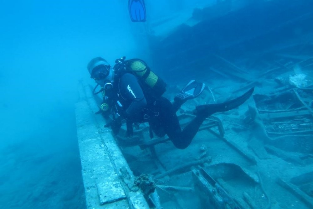 Denizin 12 Metre Altında Halay Çektiler