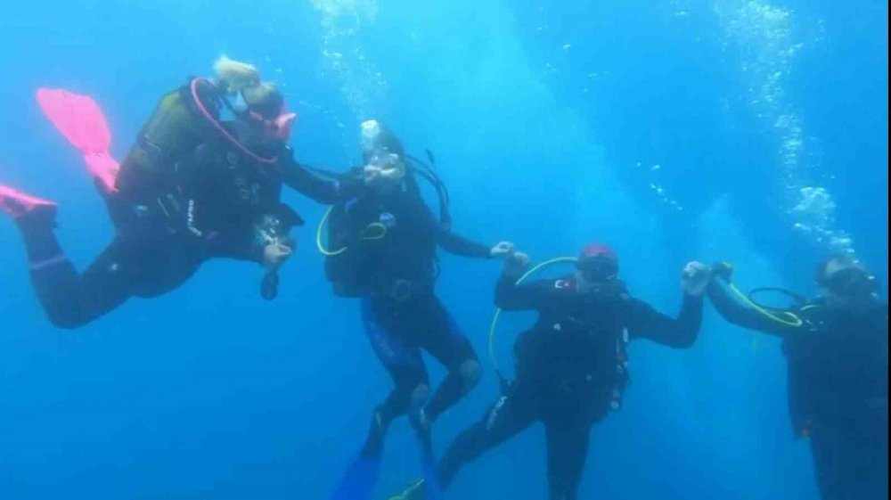 Denizin 12 Metre Altında Halay Çektiler