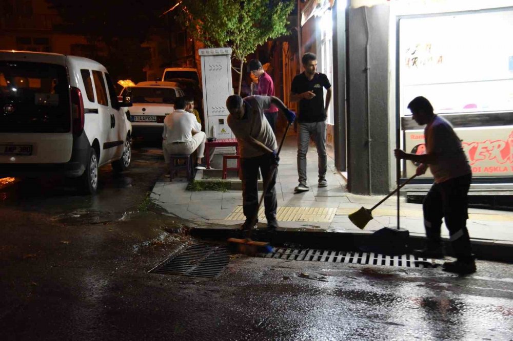 Cadde ve sokakları yıkamdı, çöp konteynerlerini dezenfekte edildi