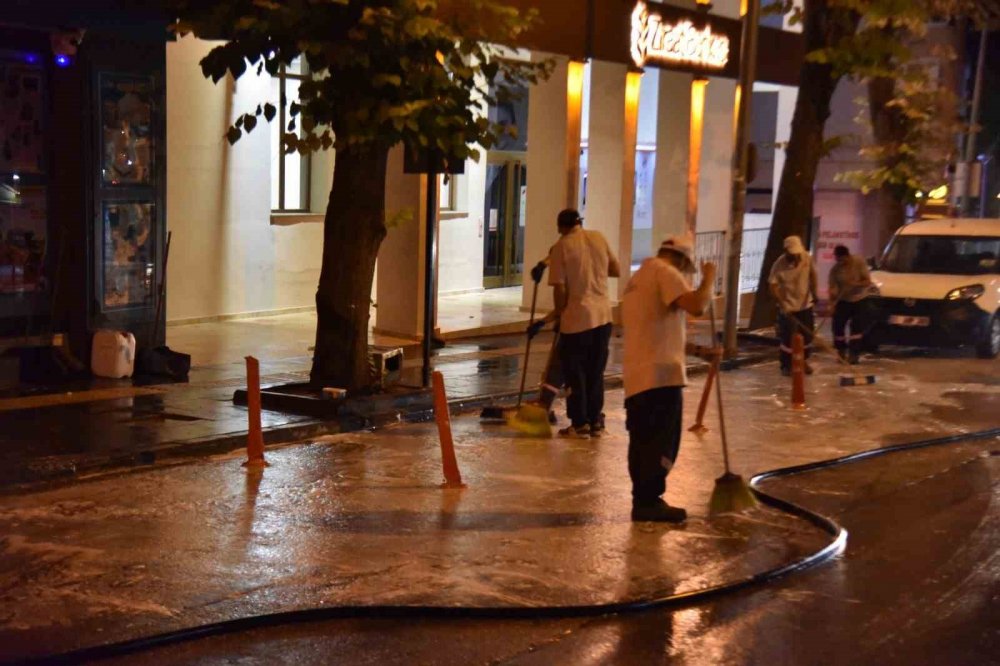 Cadde ve sokakları yıkamdı, çöp konteynerlerini dezenfekte edildi