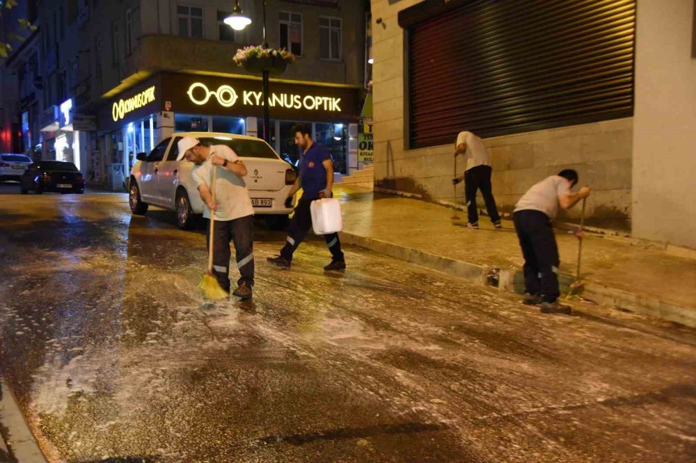 Cadde ve sokakları yıkamdı, çöp konteynerlerini dezenfekte edildi