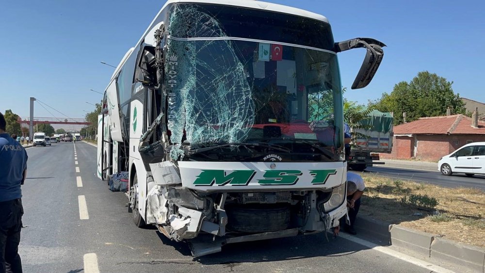 Beton Mikseri Önce Yolcu Otobüsüne, Sonra Ambulansa Çarptı: 14 Yaralı