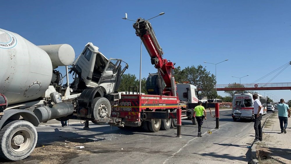 Beton Mikseri Önce Yolcu Otobüsüne, Sonra Ambulansa Çarptı: 14 Yaralı