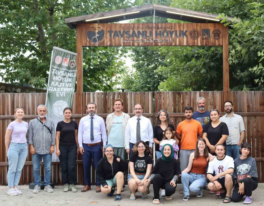 8000 Yıllık Geçmişi Sahip Tavşanlı Höyük’teki Kazı Çalışmalarını Yerinde İnceledi