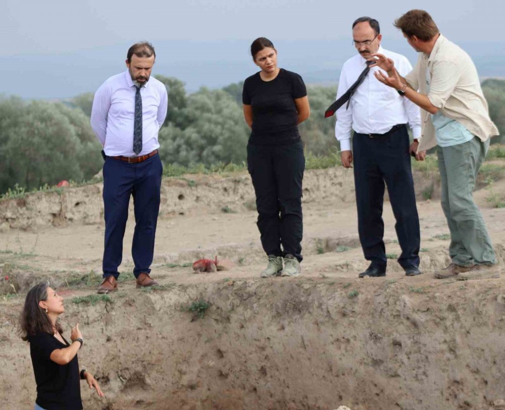 8000 Yıllık Geçmişi Sahip Tavşanlı Höyük’teki Kazı Çalışmalarını Yerinde İnceledi