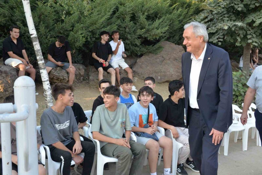 Başkan Bakkalcıoğlu Sporsever Gençlerin Final Heyecanına Ortak Oldu