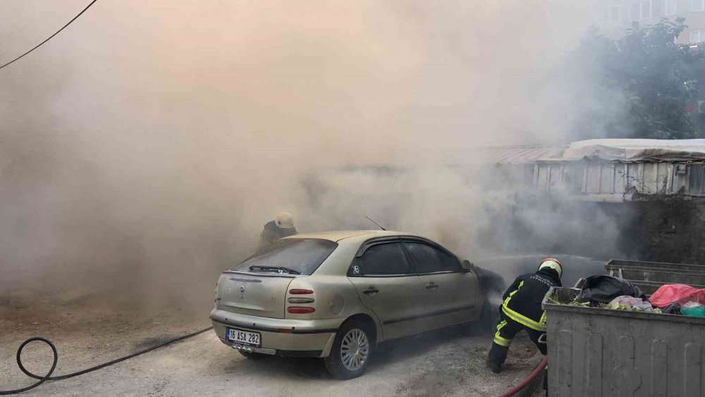 Gemlik’te Park Halindeki Otomobil Alev Alev Yandı