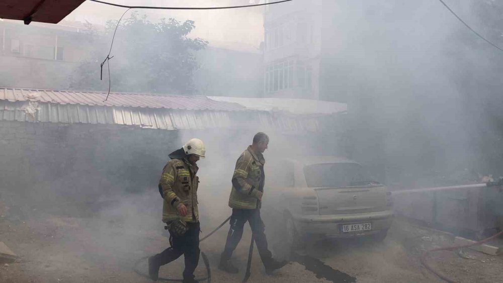 Gemlik’te Park Halindeki Otomobil Alev Alev Yandı