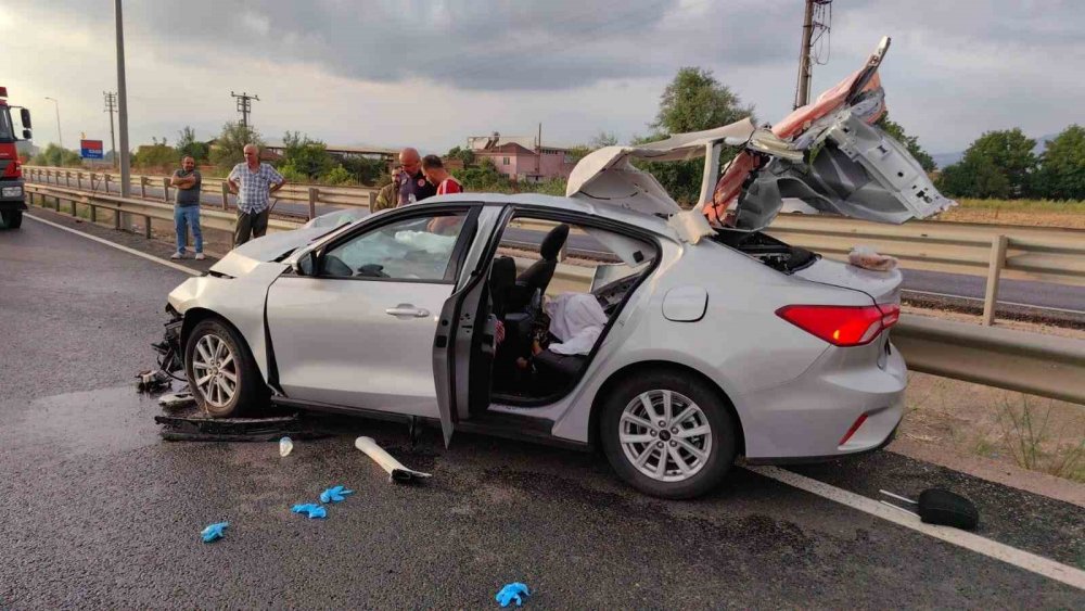Otomobil Sürücüsü Tıra Çarptı: 1 Kişi Öldü, 3 Kişi Yaralandı