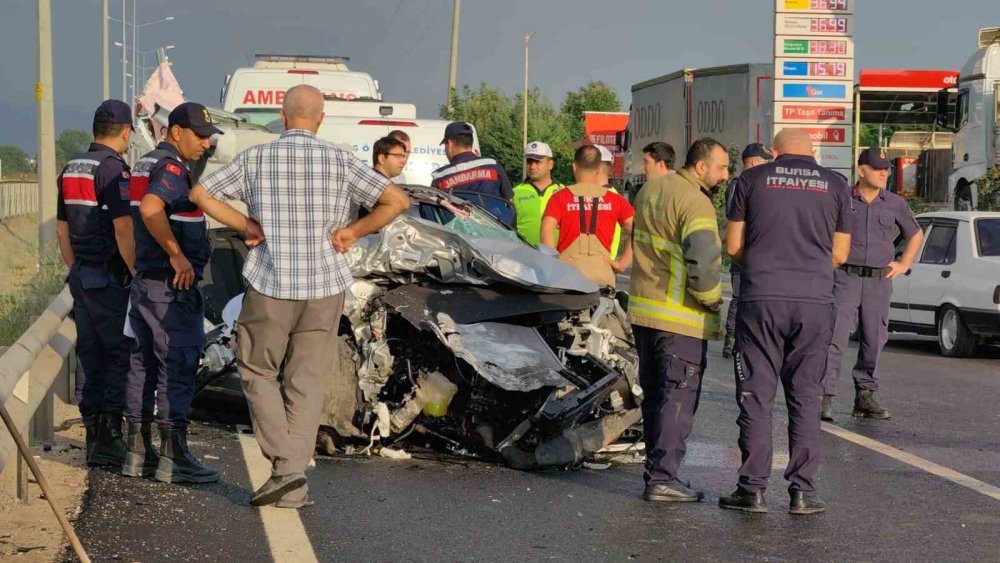 Otomobil Sürücüsü Tıra Çarptı: 1 Kişi Öldü, 3 Kişi Yaralandı