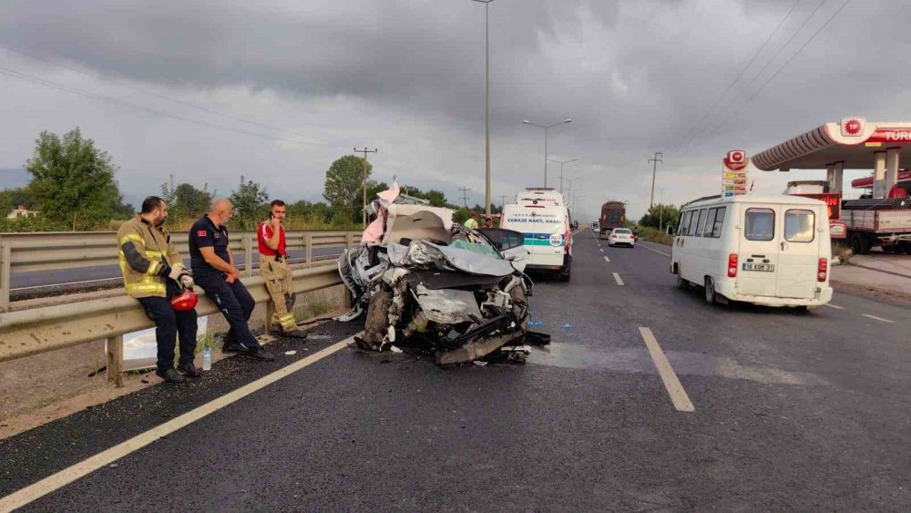 Otomobil Sürücüsü Tıra Çarptı: 1 Kişi Öldü, 3 Kişi Yaralandı