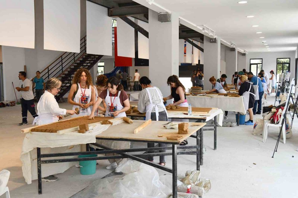 Sanatçılar Kolları Sıvadı