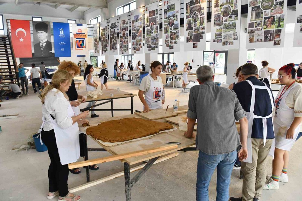 Sanatçılar Kolları Sıvadı