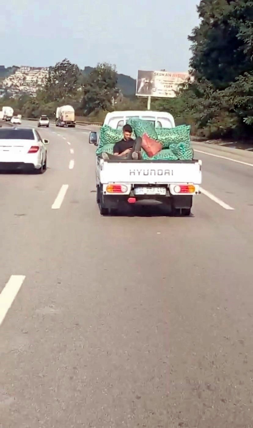 Tem’de Kamyonet Kasasında Tehlikeli Yolculuk