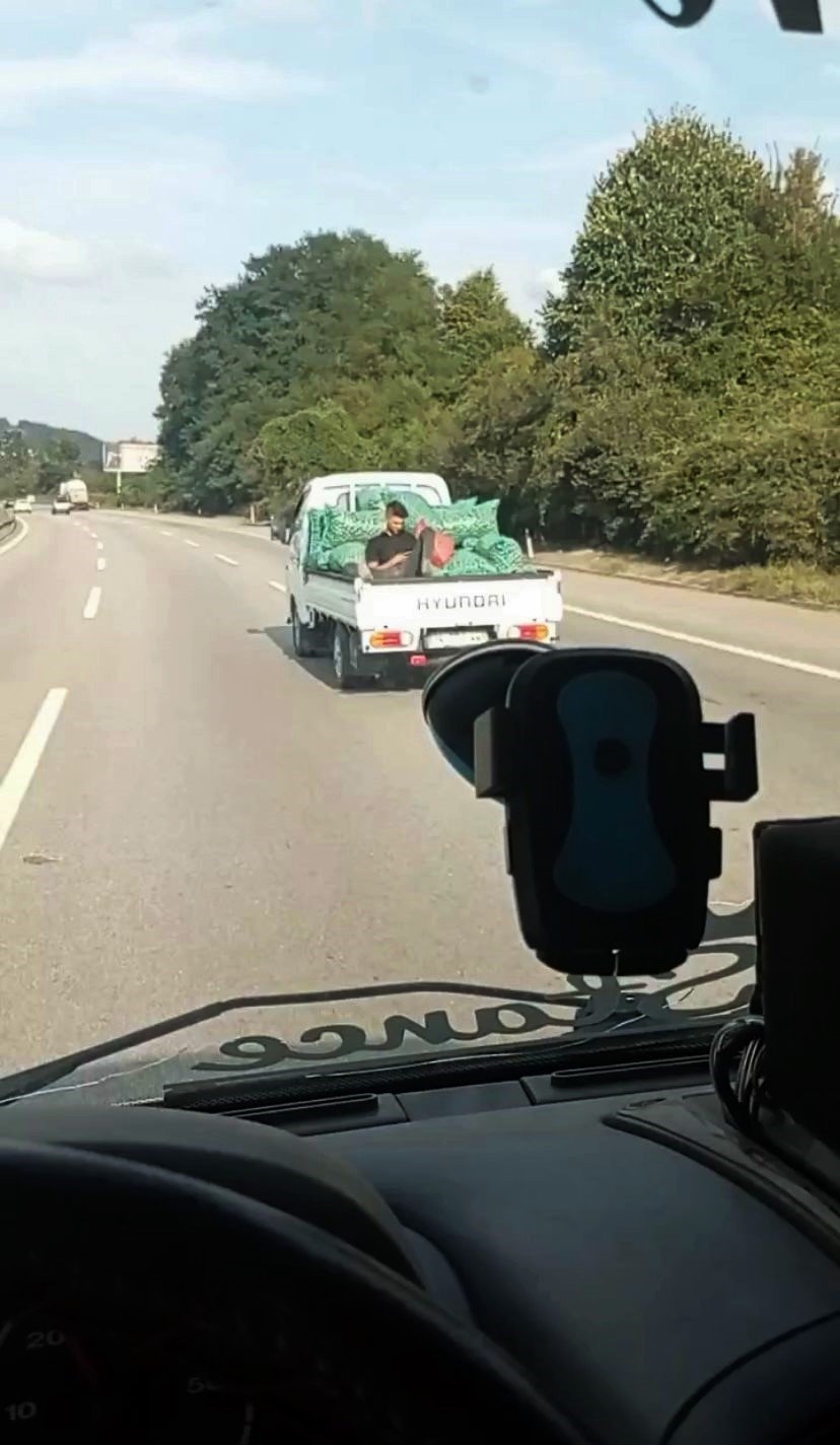 Tem’de Kamyonet Kasasında Tehlikeli Yolculuk