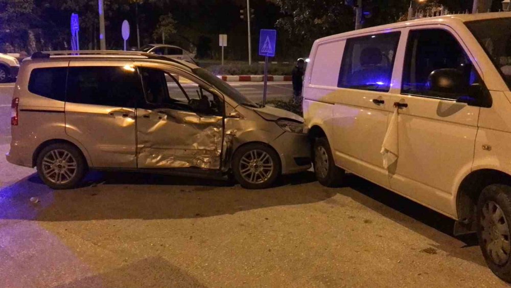 Ticari Araç İle Motosiklet Çarpıştı: 1’i Ağır 2 Yaralı