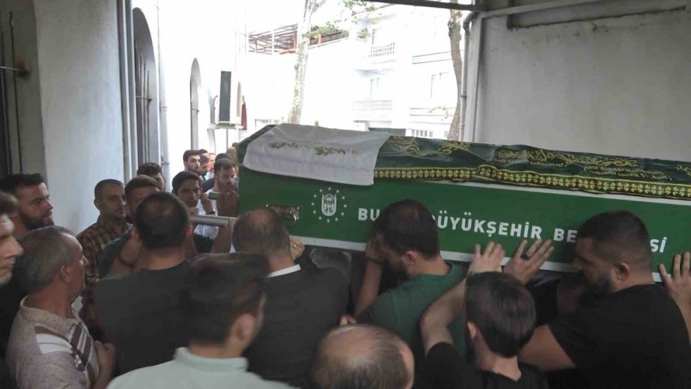 Bursa’da Alkollü Mekanda Çıkan Kavgada Ölen Genç Toprağa Verildi