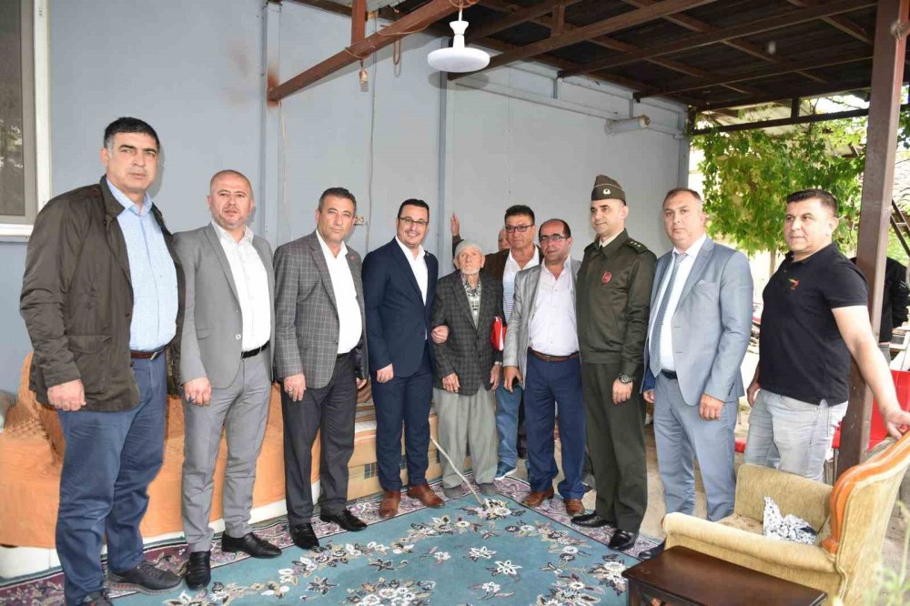Sosyal Medyada Tıklanma Rekoru Kırmıştı, Vefat Edince Cenazesine Bayrak Asıldı