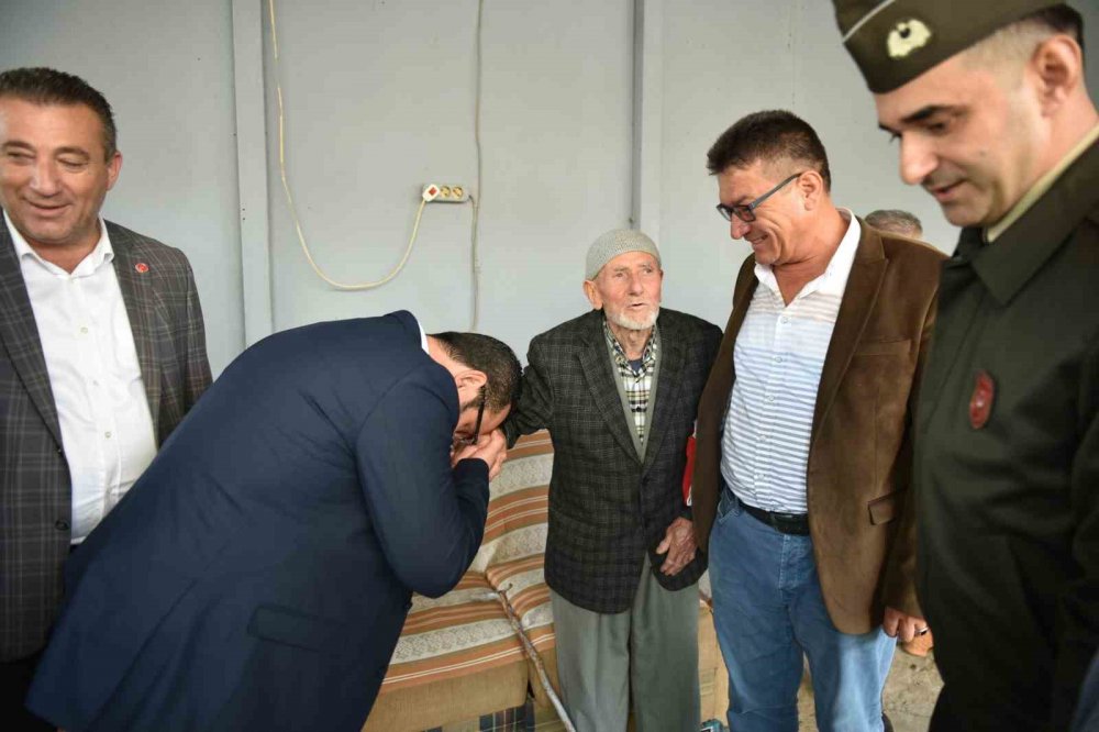 Sosyal Medyada Tıklanma Rekoru Kırmıştı, Vefat Edince Cenazesine Bayrak Asıldı