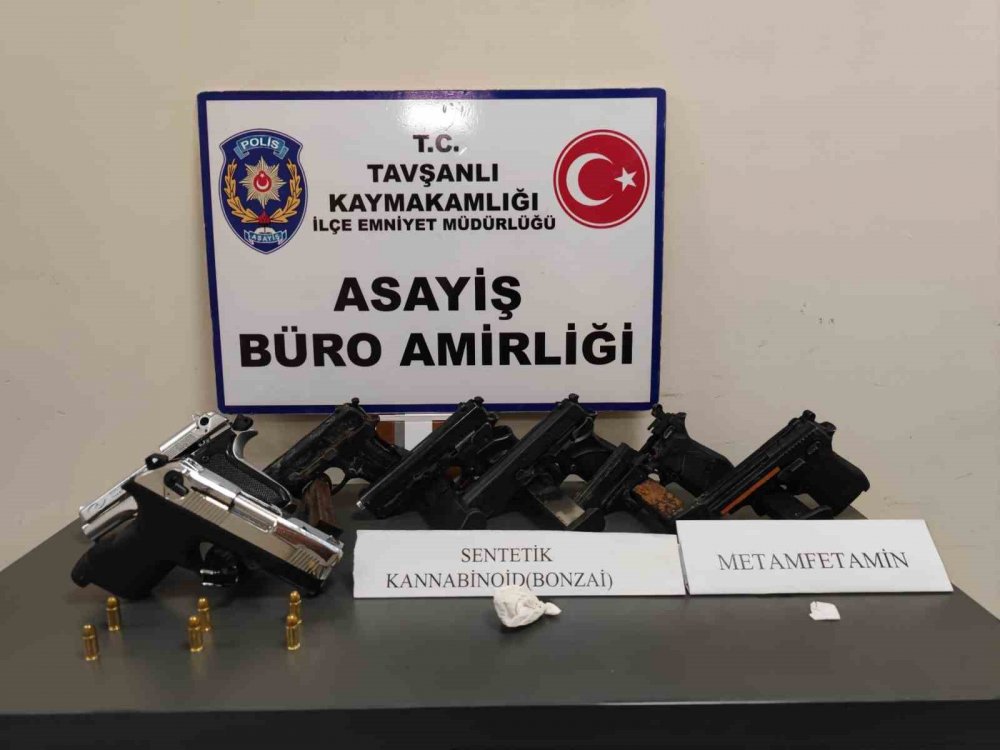 Durdurulan Araçta Silah Ve Uyuşturucu Ele Geçirildi