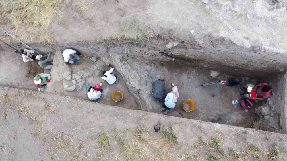 Tavşanlı Höyük Kazılarında 3 Bin 700 Yıllık İnsan Beyni Ve Deri Kalıntıları Çıktı