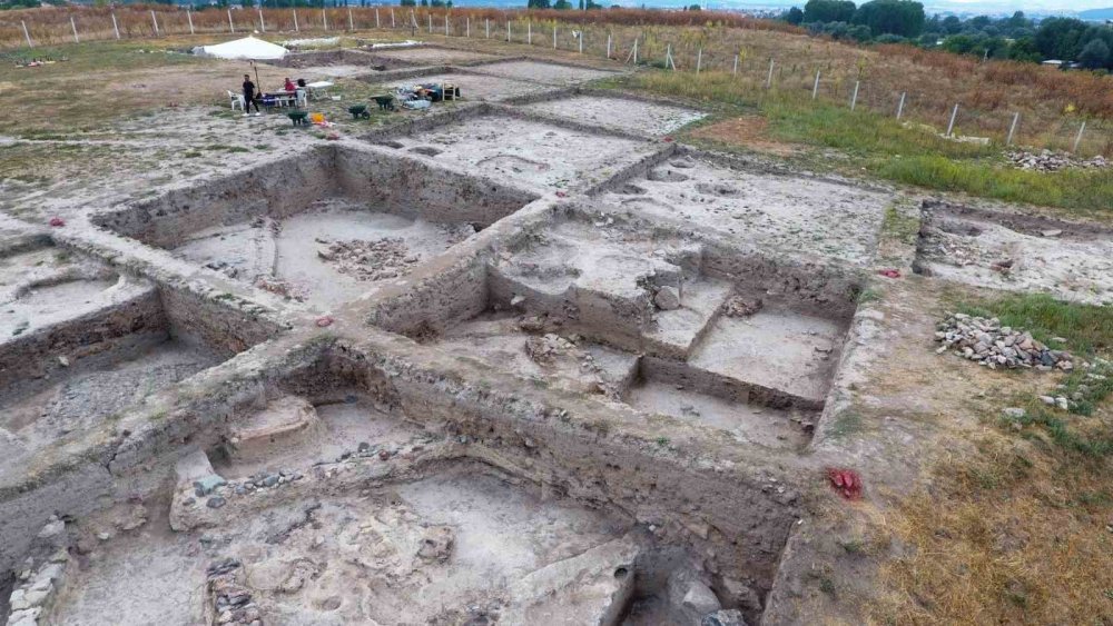 Tavşanlı Höyük Kazılarında 3 Bin 700 Yıllık İnsan Beyni Ve Deri Kalıntıları Çıktı