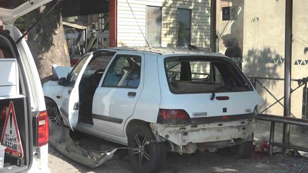Otomobil Otobüs Durağına Daldı: 1’i Ağır 3 Yaralı