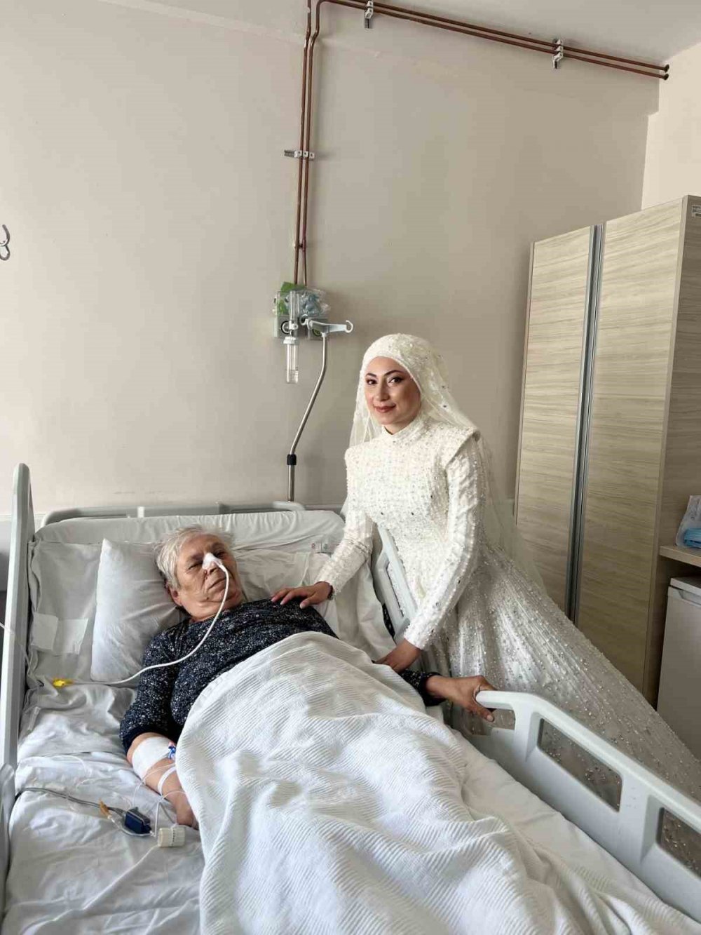 Hastanedeki Babaannesini Gelinliğiyle Ziyaret Etti