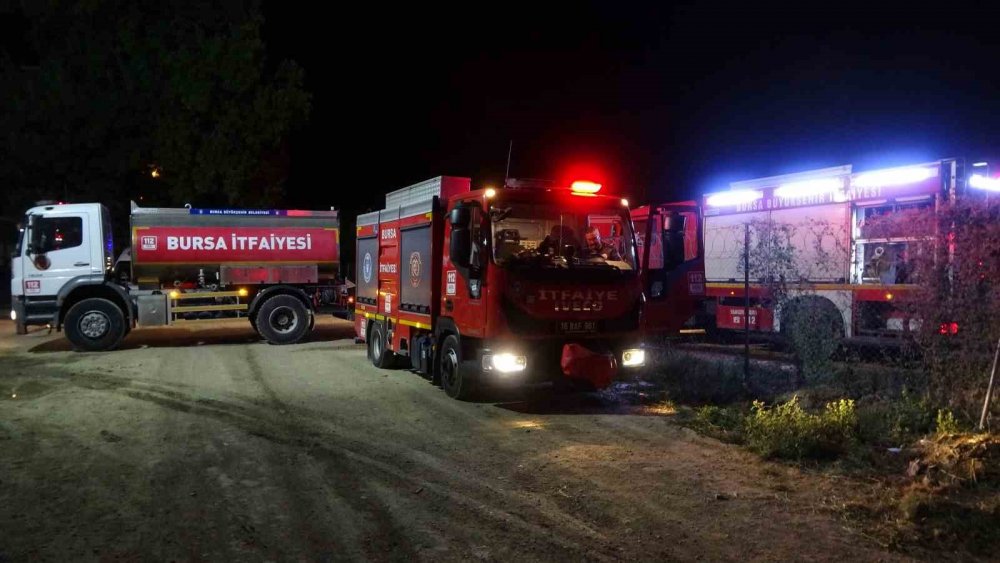 Soğuk Hava Deposunda Çıkan Yangında Alevler Geceyi Aydınlattı