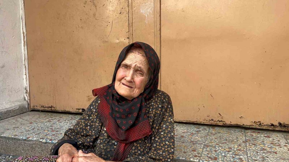 "Dernekten Geliyoruz" Dediler 85 Yaşındaki Kadını Dolandırdılar