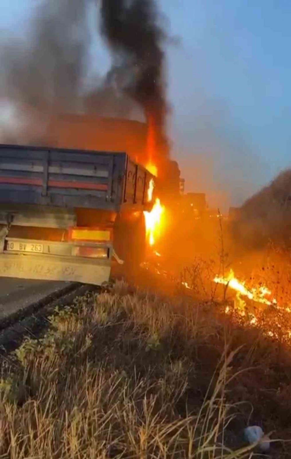 Seyir Halindeki Tır Alev Alev Yandı