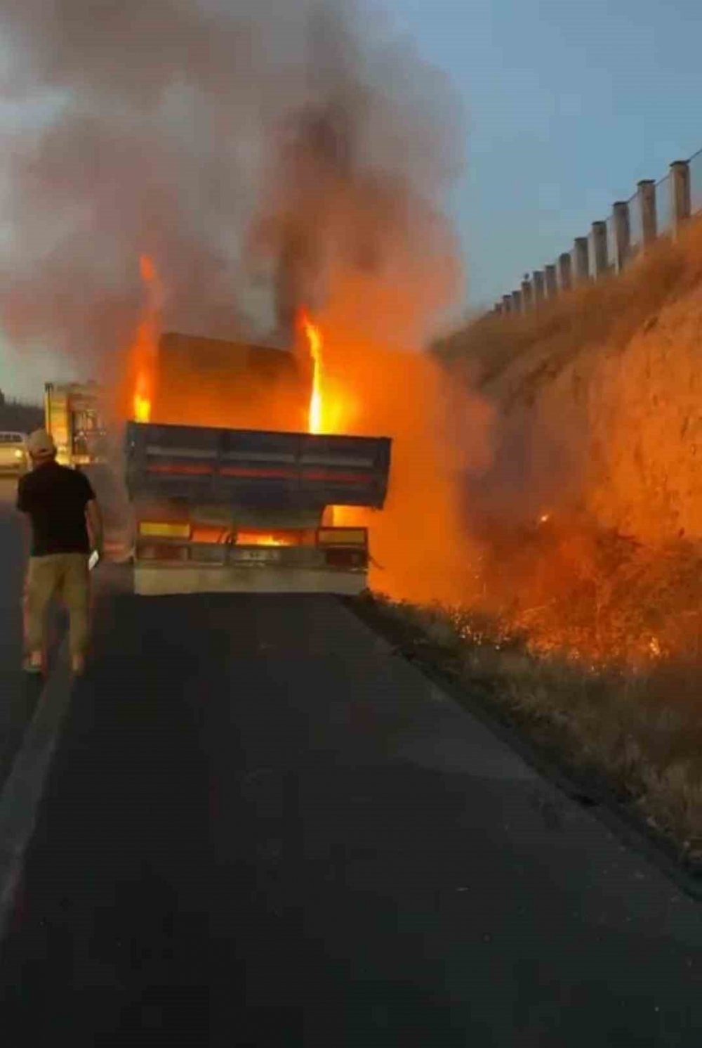 Seyir Halindeki Tır Alev Alev Yandı