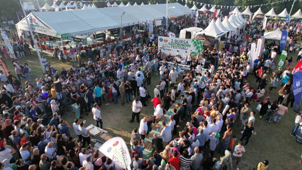 6 Dakikada 14 Metre Kol Böreği Yedi, 10 Bin Lira Kazandı