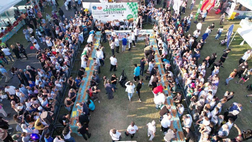 6 Dakikada 14 Metre Kol Böreği Yedi, 10 Bin Lira Kazandı